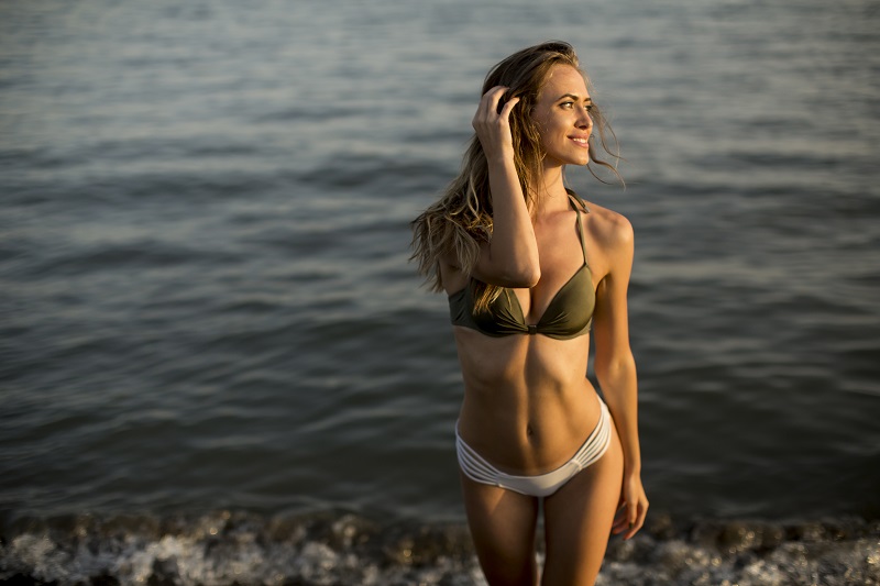 여름 날 해변가 비키니 여성 다이어트 자극 사진