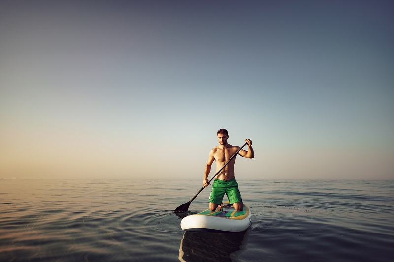 호수에서 패들을 즐기는 건강한 남성 모델 남자 다이어트 자극 사진